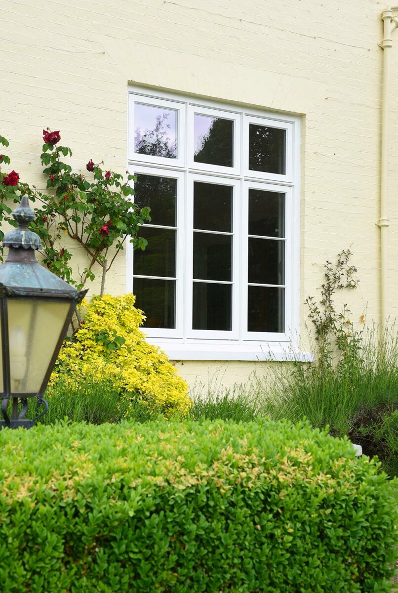 traditional-deco-casement-windows-in-white-finish