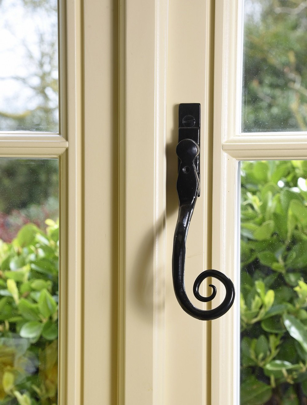 Cottage Casement windows with 18mm astragal glazing bars, finished in a colour complementary to Farrow & Ball ‘Farrow’s Cream’ internally with Large Monkeytail handles.