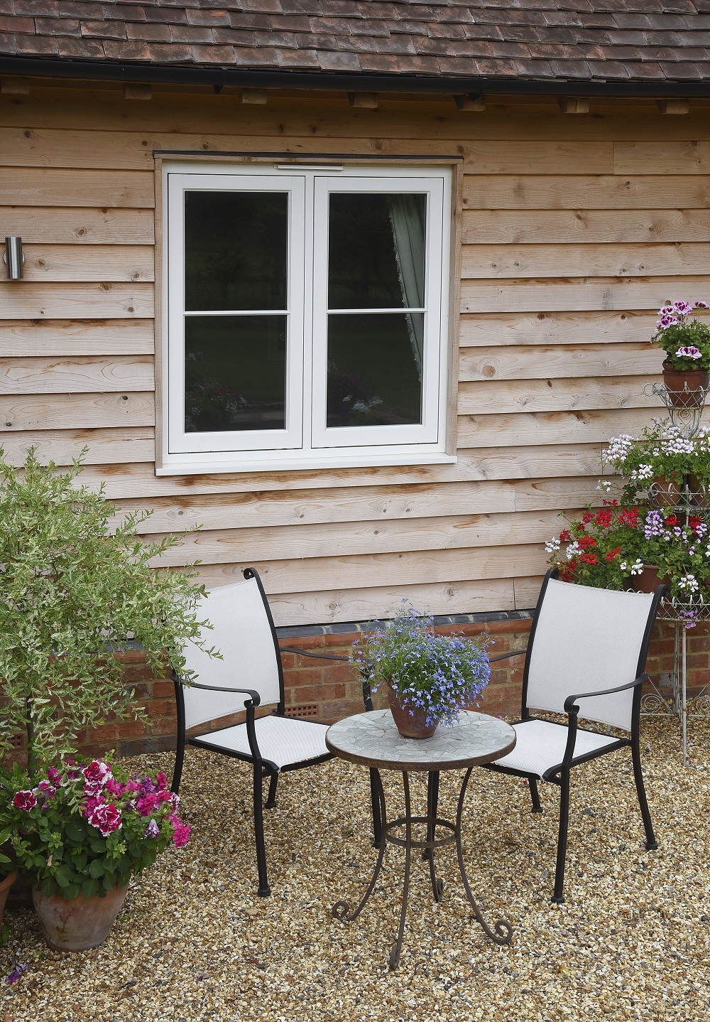 Flush casement windows finished in ‘Off-White’ with 18mm astragal glazing bars.